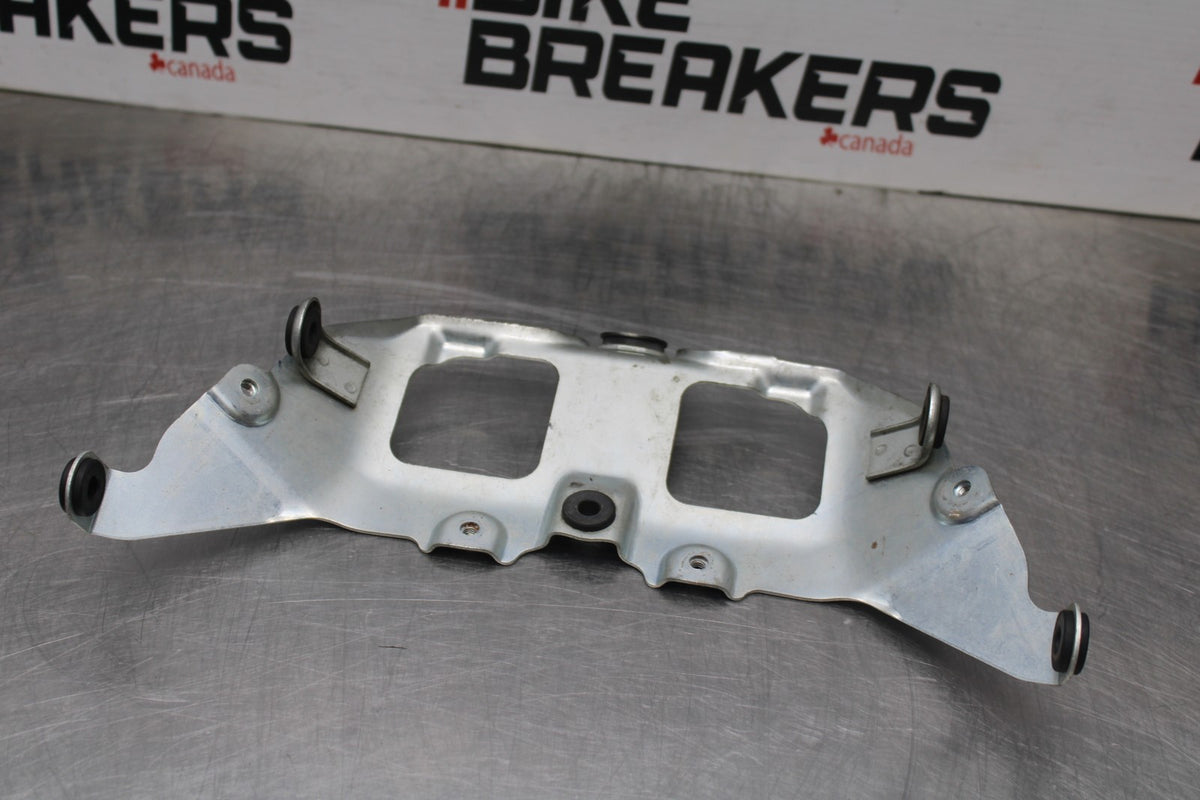 06-07 SUZUKI GSXR 600 FRONT GAS TANK FUEL FAIRING COWL COVER MOUNT BRACKET BB845