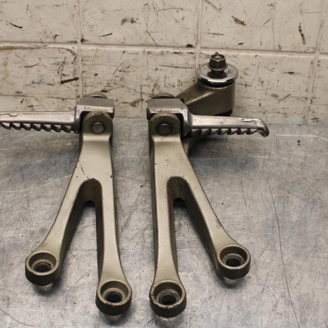 2000 Kawasaki Ninja ZX9R ZX900F REAR BACK PASSENGER PEG SET PAIR BB70