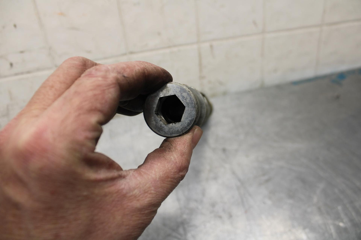 03 KAWASAKI ZX12R  FRONT WHEEL RIM AXLE PIVOT BOLT BB472