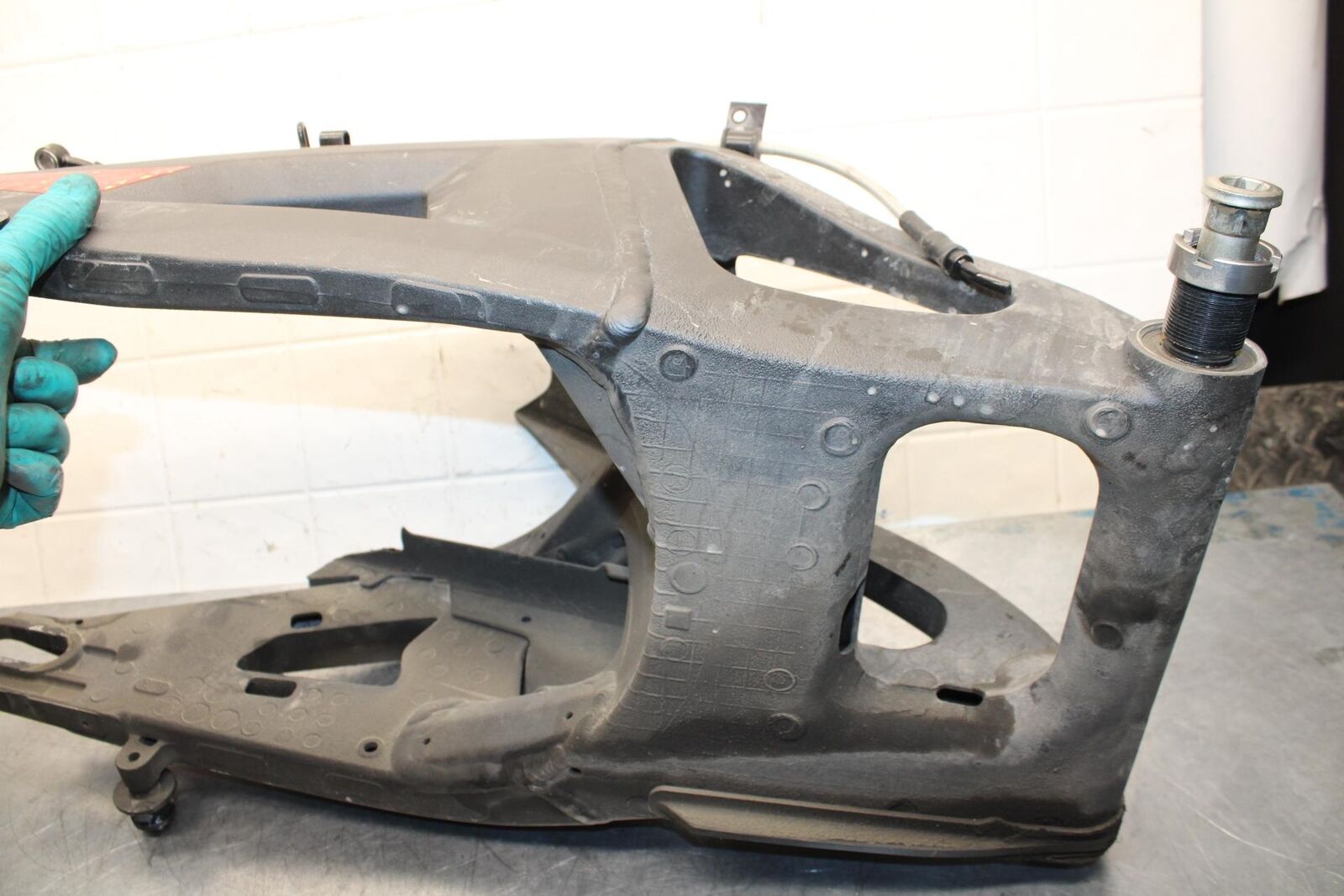 16-20 KAWASAKI ZX10R REAR SWINGARM BACK SUSPENSION SWING ARM BB591