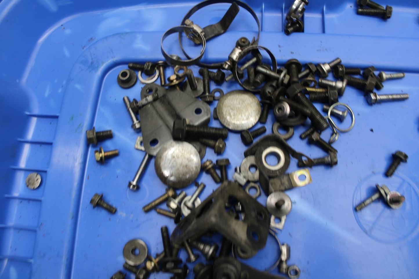 00-01 KAWASAKI ZZR600 LEFTOVER MOUNTING BOLTS HARDWARE MOTOR SCREWS BB31