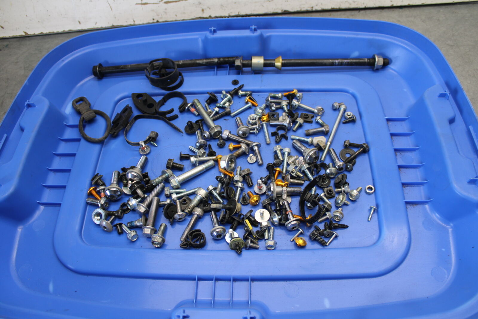 08-16 YAMAHA YZF R6 ENGINE MOUNTING BOLTS HARDWARE MOTOR SCREWS BB665