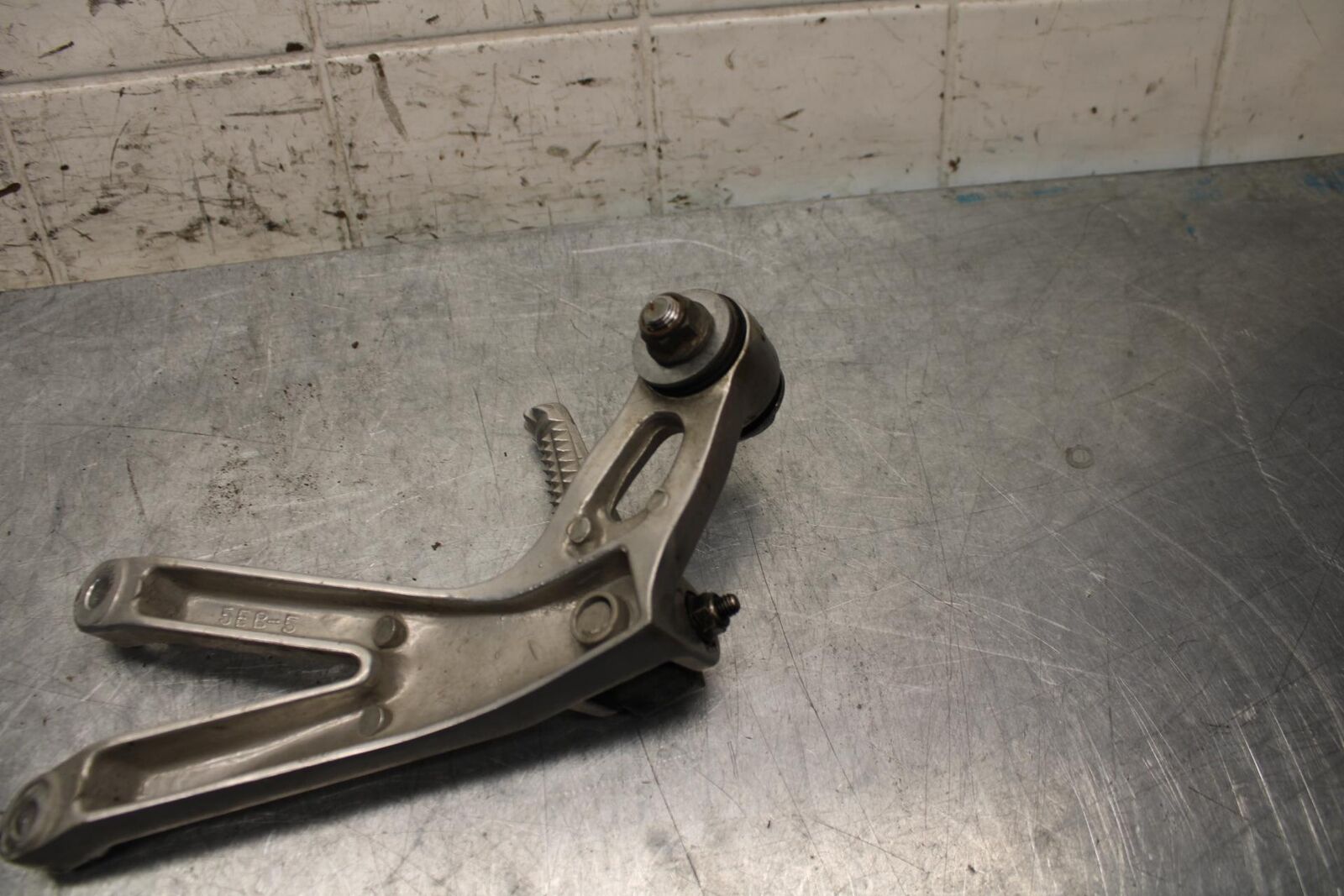 2001 Yamaha YZF R6 RIGHT REAR BACK PASSENGER PEG 5EB-27440-00-00 BB68