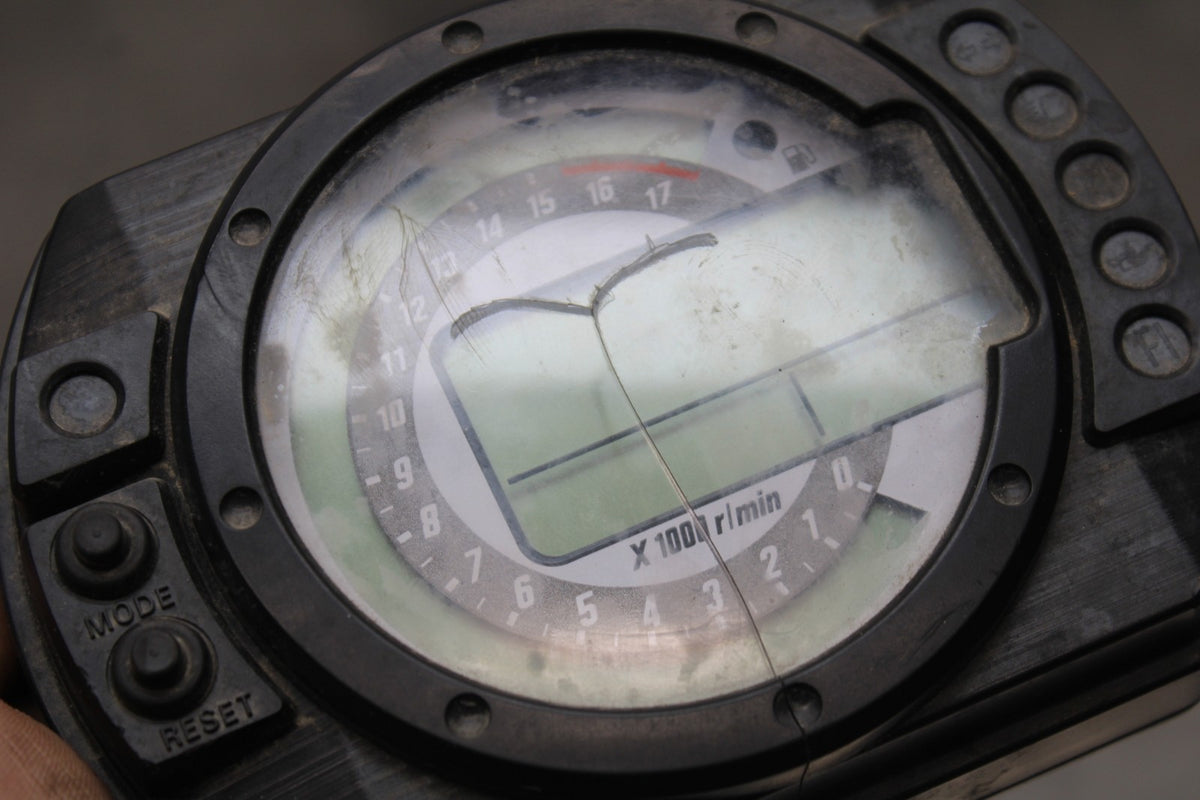 05-06 KAWASAKI NINJA ZX6R SPEEDO TACH GAUGES DISPLAY CLUSTER SPEEDOMETER BB877