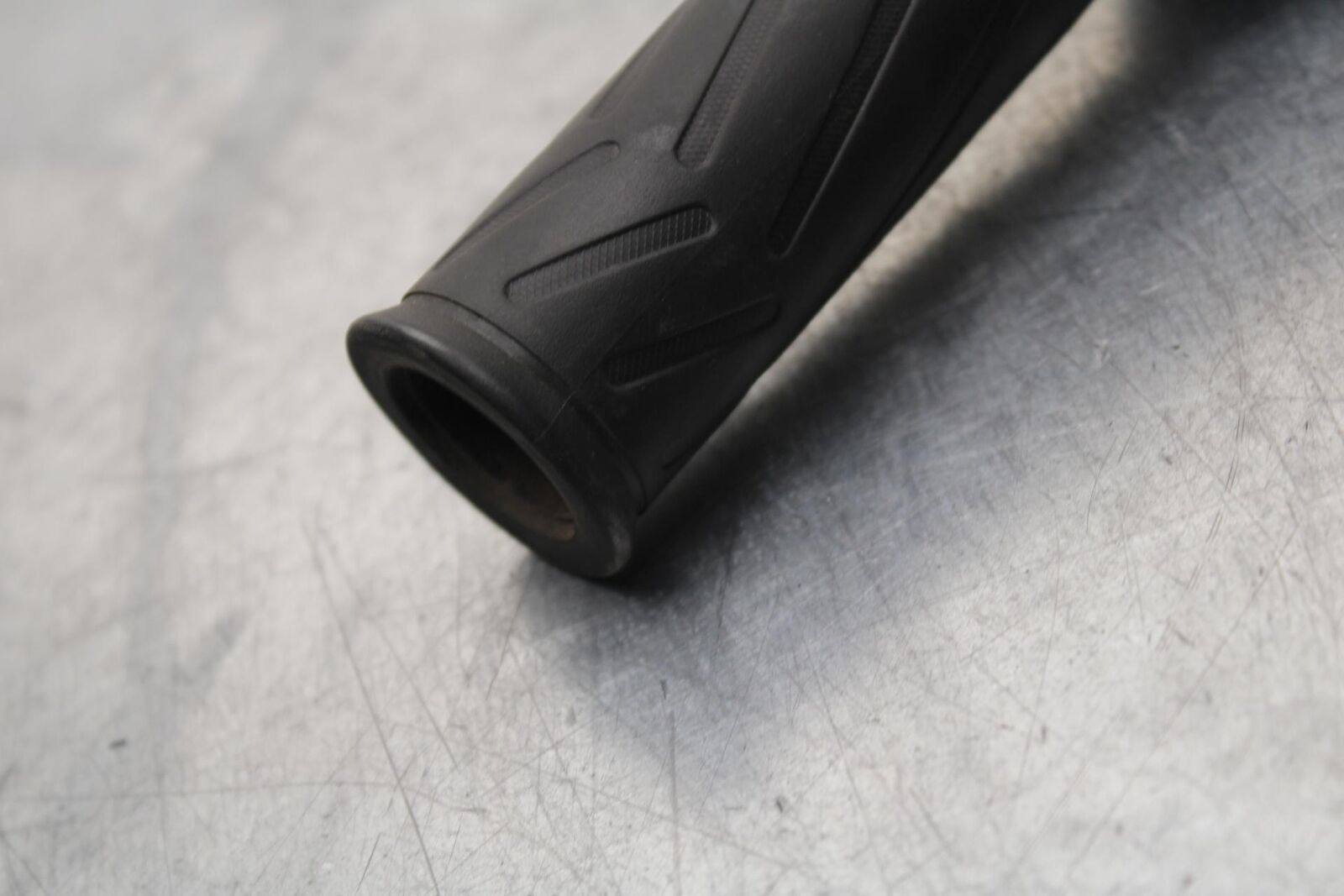20-21 YAMAHA XSR900 RIGHT THROTTLE GRIP BB599