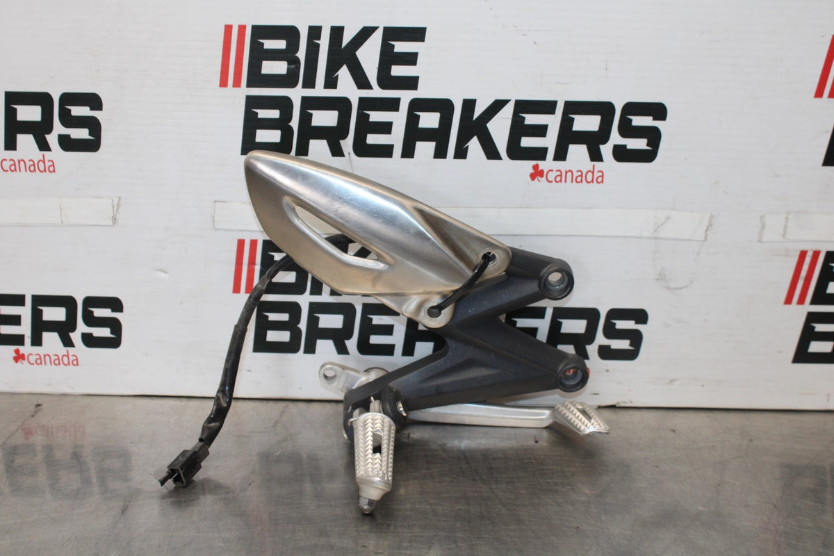 12 TRIUMPH STREET TRIPLE R RIGHT REARSET REAR SET DRIVER FOOT PEG STOP BB914