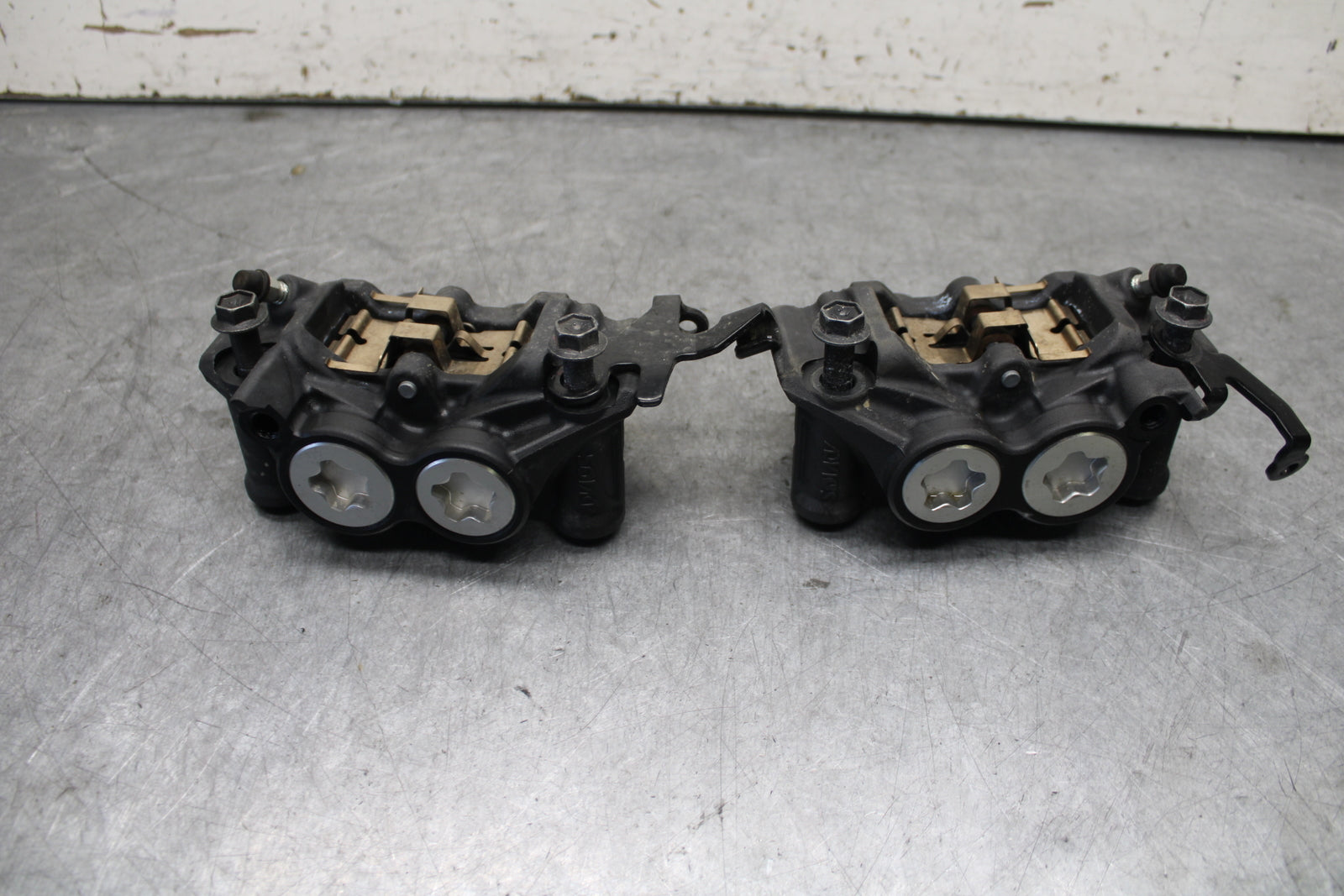 22-24 YAMAHA XSR900 RIGHT LEFT FRONT BRAKE CALIPER SET PAIR CALIPERS BB683