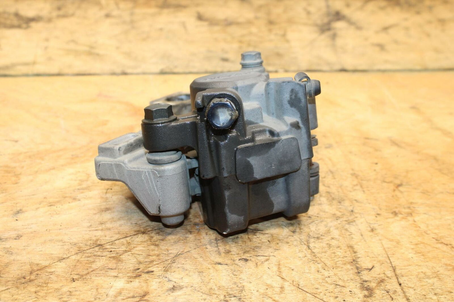 07-08 YAMAHA YZF R1 REAR BACK BRAKE CALIPER W MOUNT BRACKET BB337