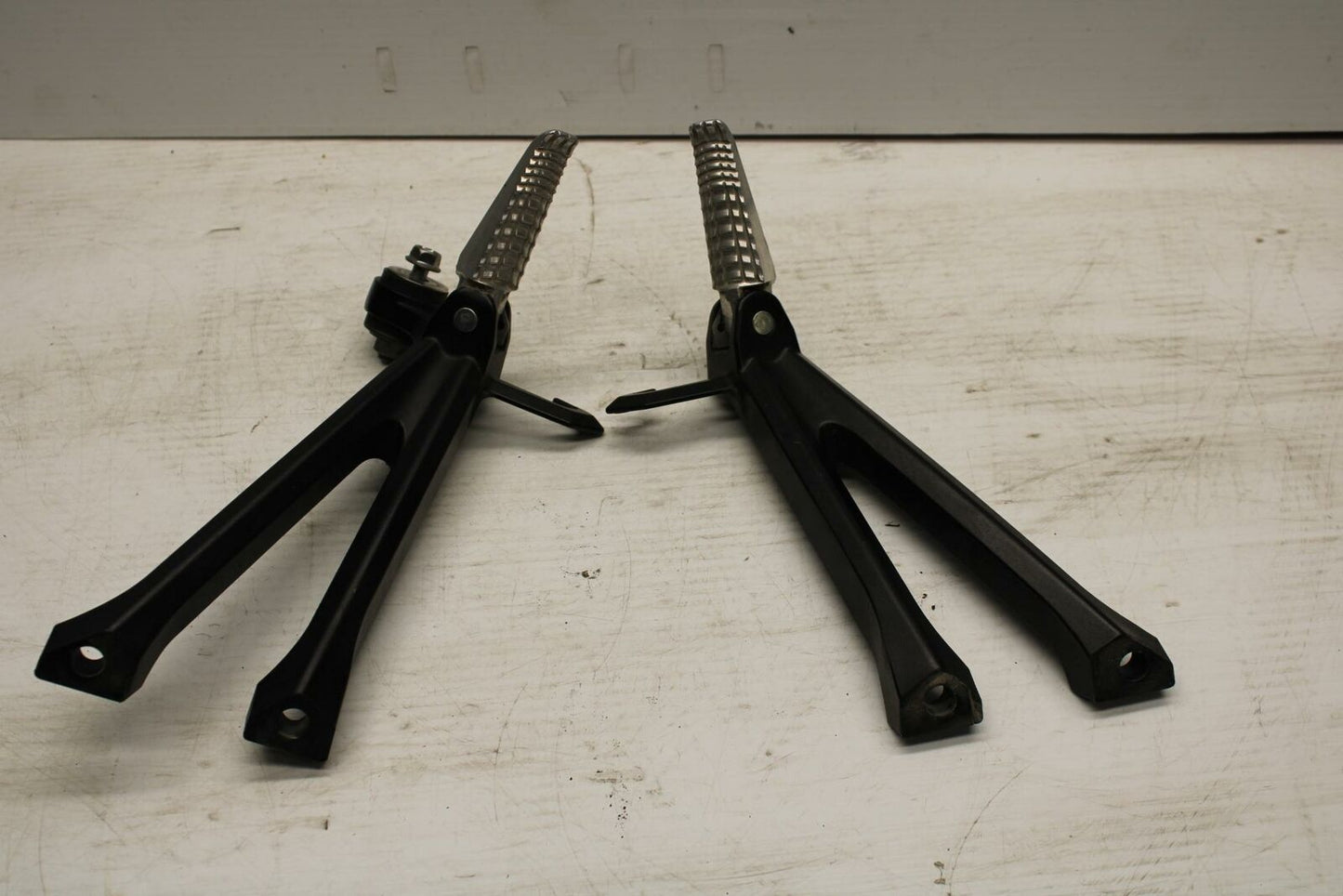 11-19 SUZUKI GSXR600 REAR BACK PASSENGER PEG SET PAIR BB294