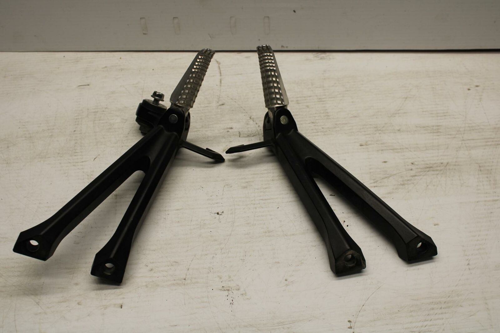 11-19 SUZUKI GSXR600 REAR BACK PASSENGER PEG SET PAIR BB294