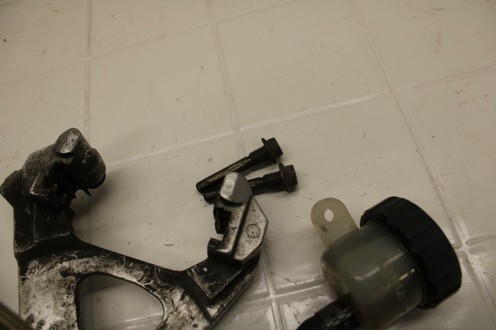 99-00 YAMAHA YZF R6 REAR  BRAKE CALIPER  BRACKET BREMBO BB04