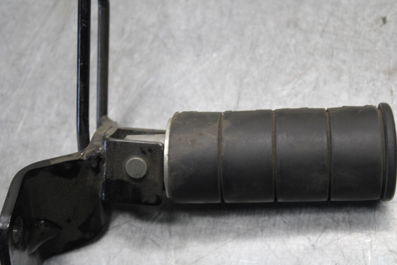 05-06 SUZUKI BOULEVARD M50 REAR PASSENGER FOOT STEP PEG BB671