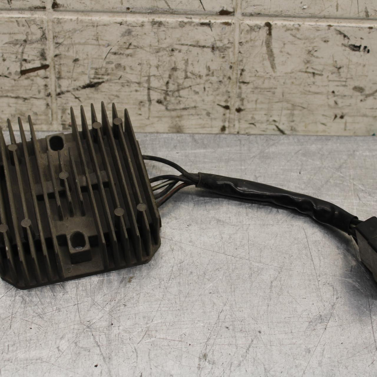 2004 Suzuki Intruder 1500 VL1500 RECTIFIER VOLTAGE REGULATOR 32800-44D11 BB573