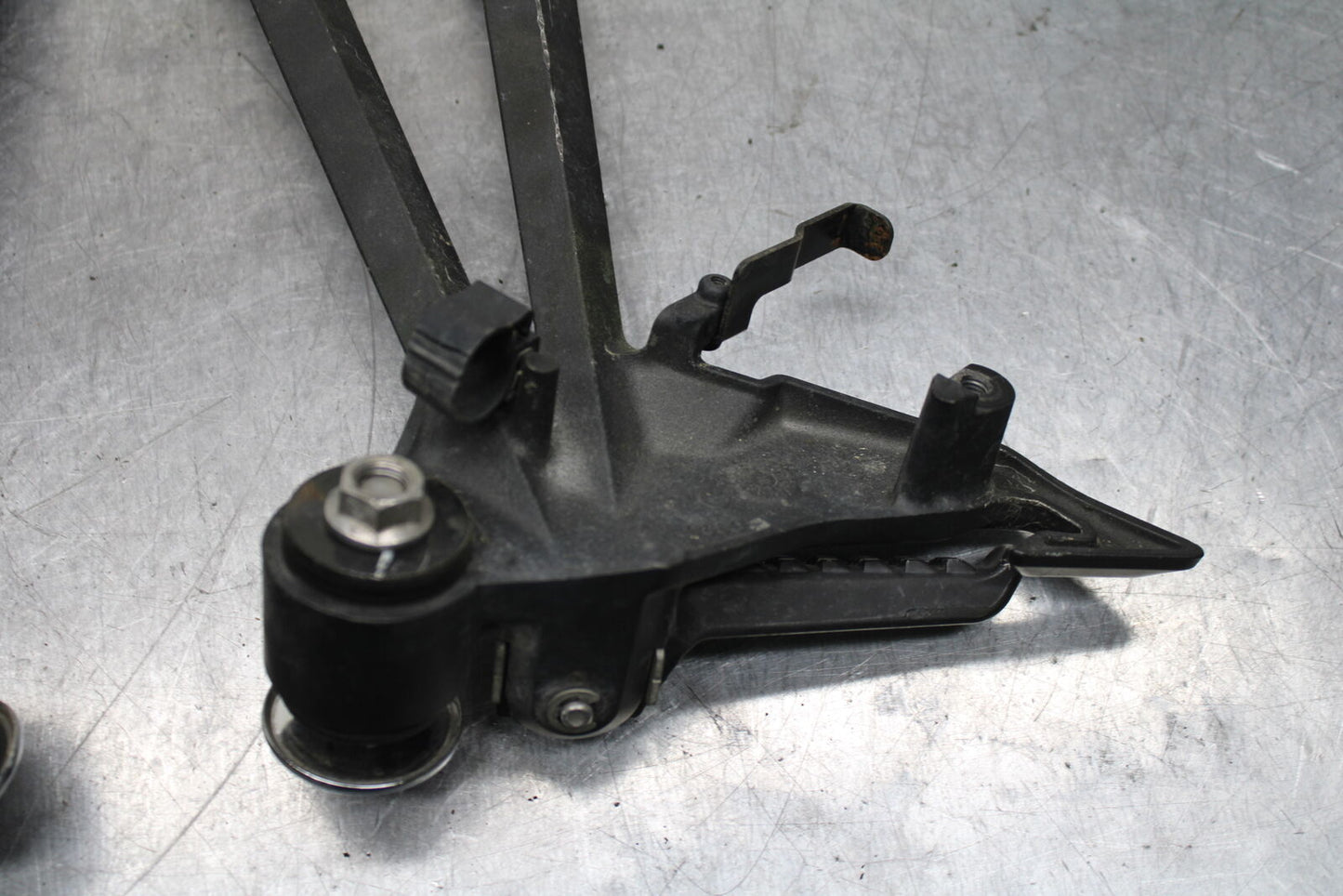 12-13 KAWASAKI Z1000 REAR BACK PASSENGER PEG SET PAIR BB743