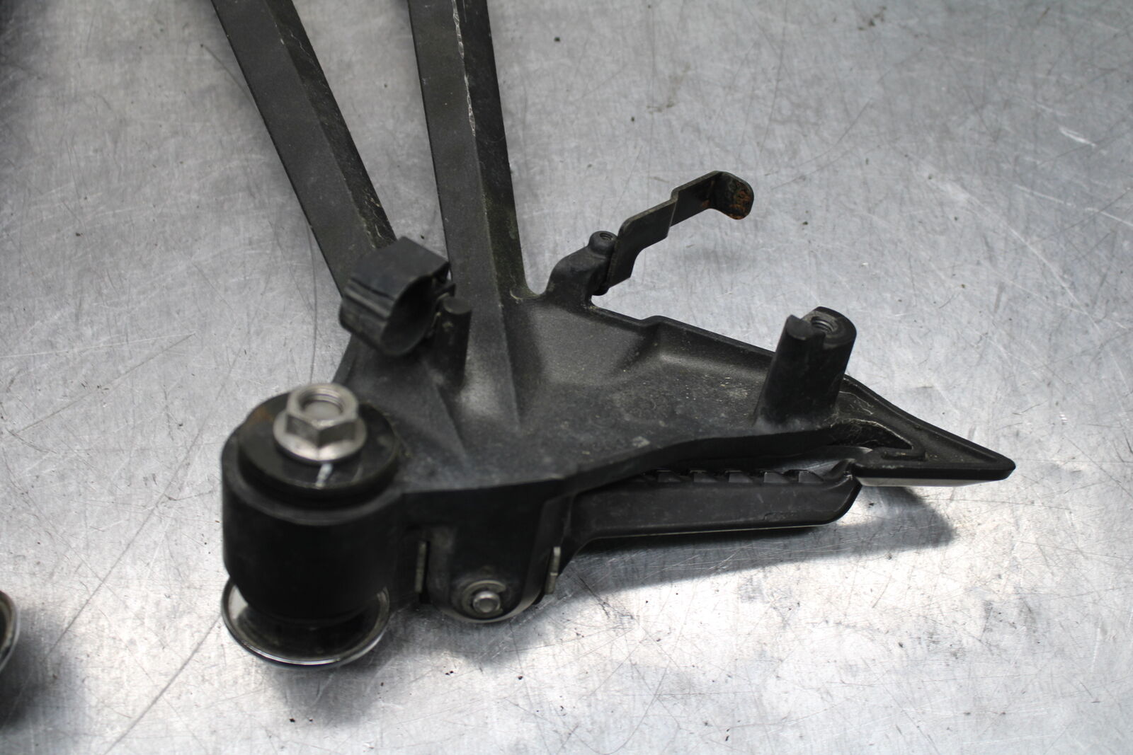 12-13 KAWASAKI Z1000 REAR BACK PASSENGER PEG SET PAIR BB743