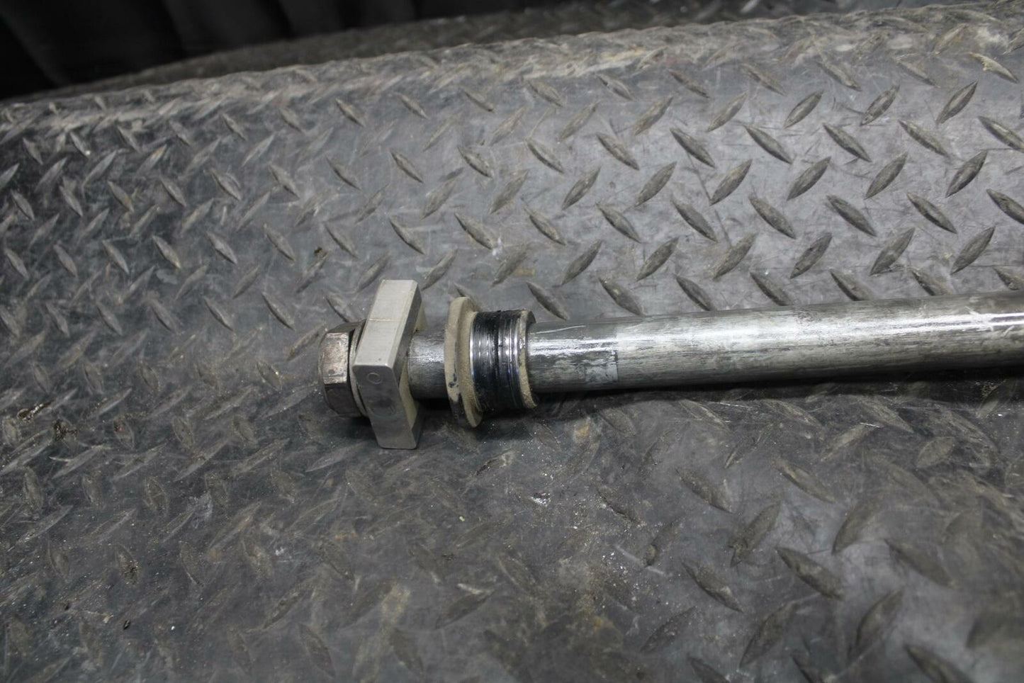 10-11 HONDA CBR1000RR REAR AXLE  WHEEL RIM PIVOT BOLT AXEL 42301-MFL-000 BB228