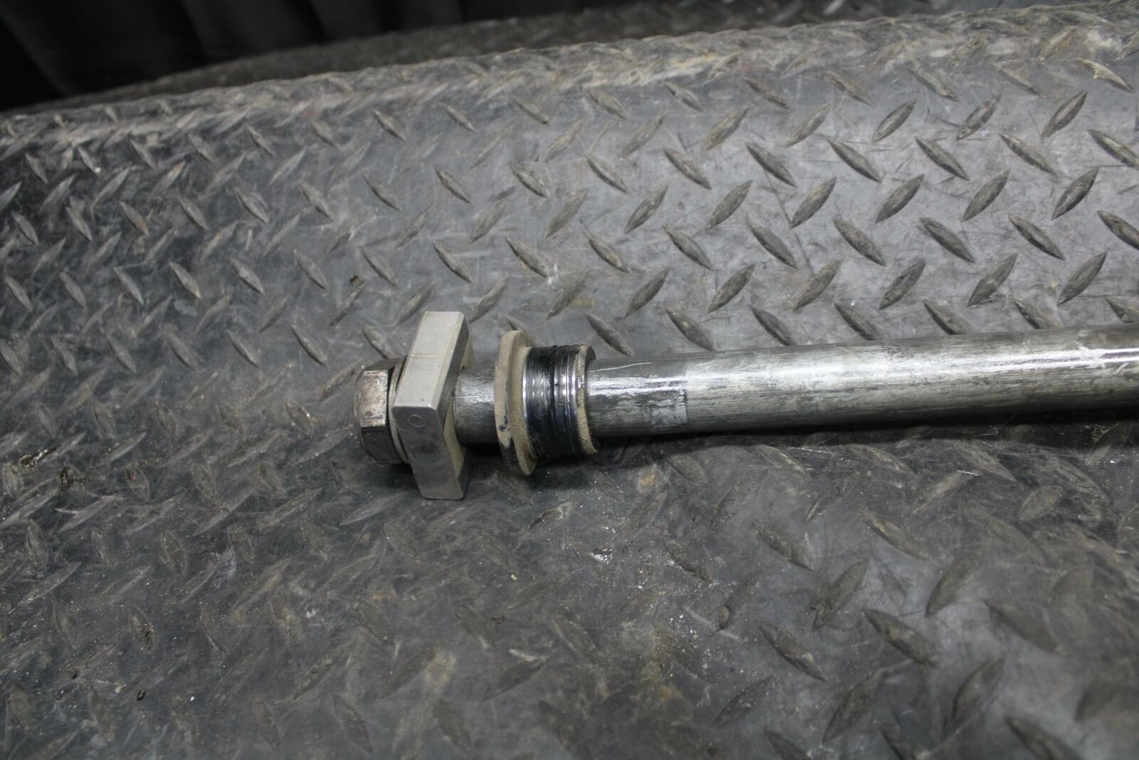 10-11 HONDA CBR1000RR REAR AXLE  WHEEL RIM PIVOT BOLT AXEL 42301-MFL-000 BB228
