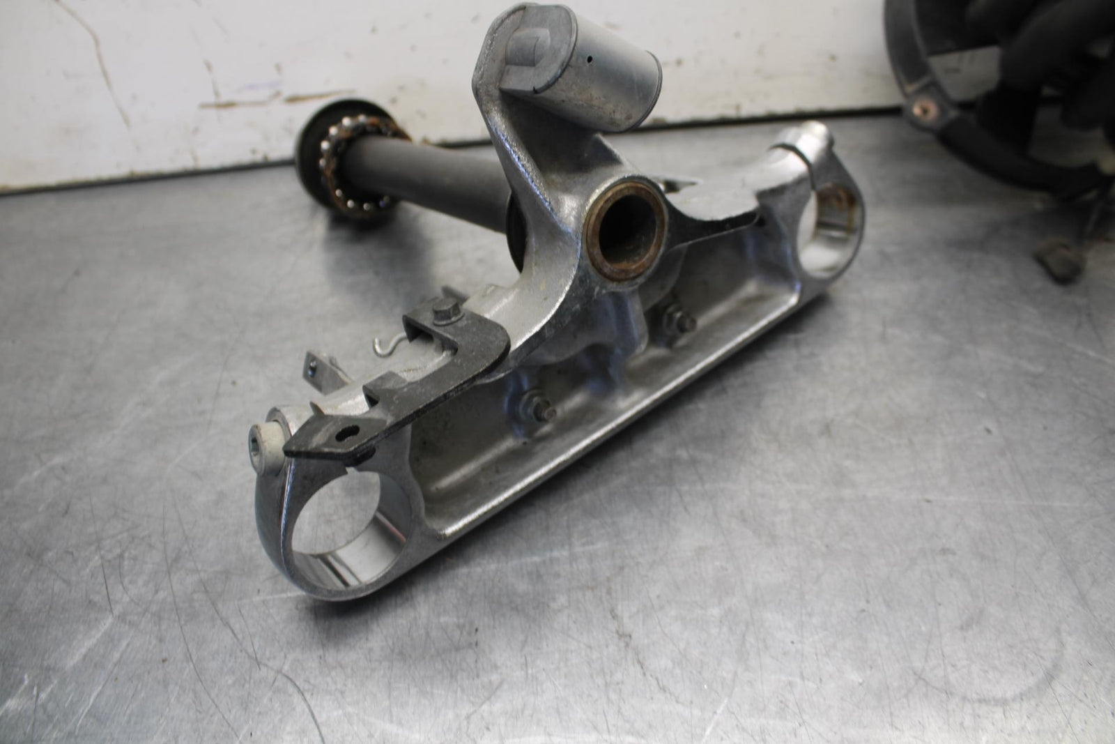01-02 HONDA SHADOW SPIRIT 750 FRONT FORKS CLAMP LOWER TRIPLE TREE STEM BB632