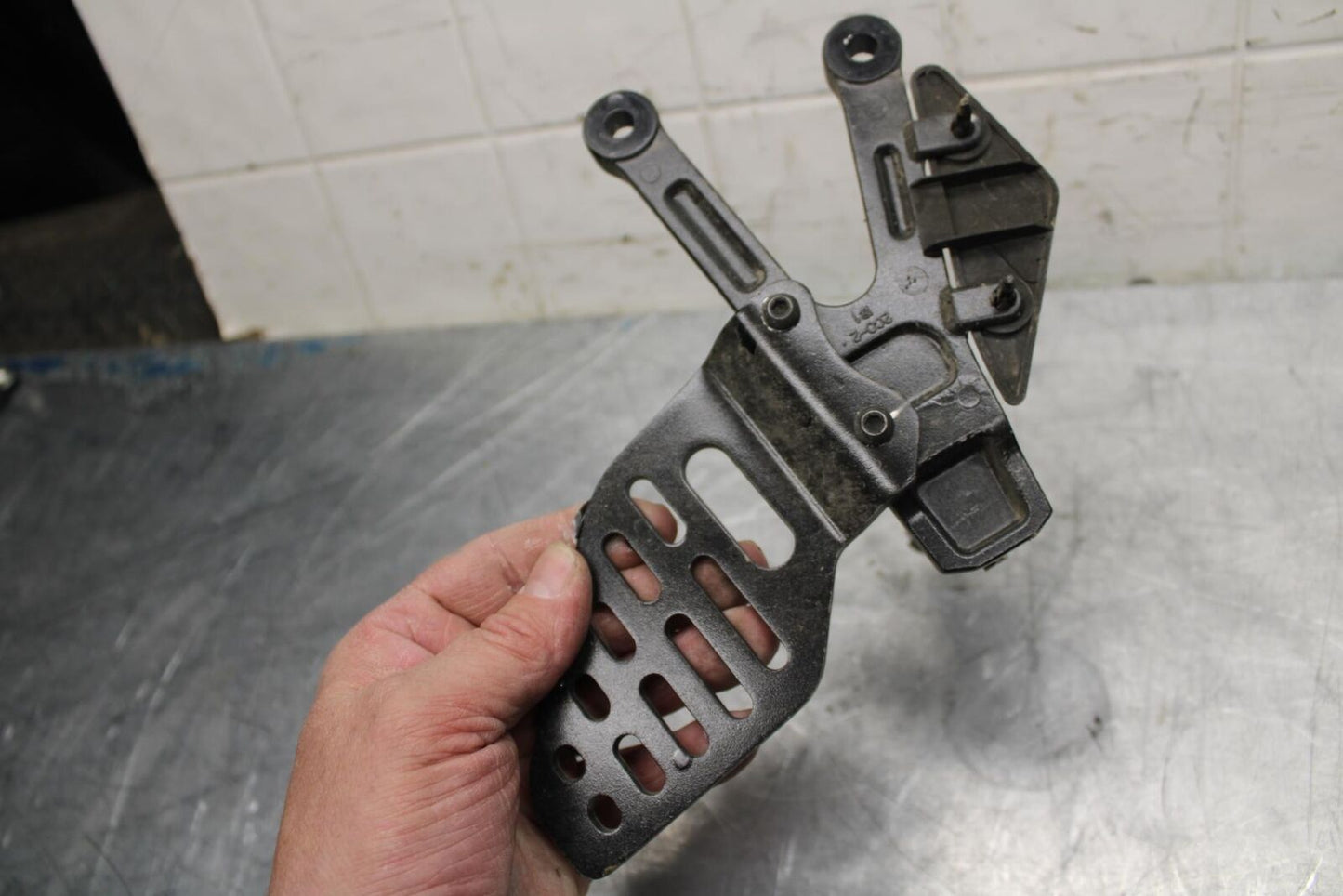 08-16 YAMAHA YZF R6 LEFT REARSET REAR SET DRIVER FOOT PEG BRACKET MOUNT BB465
