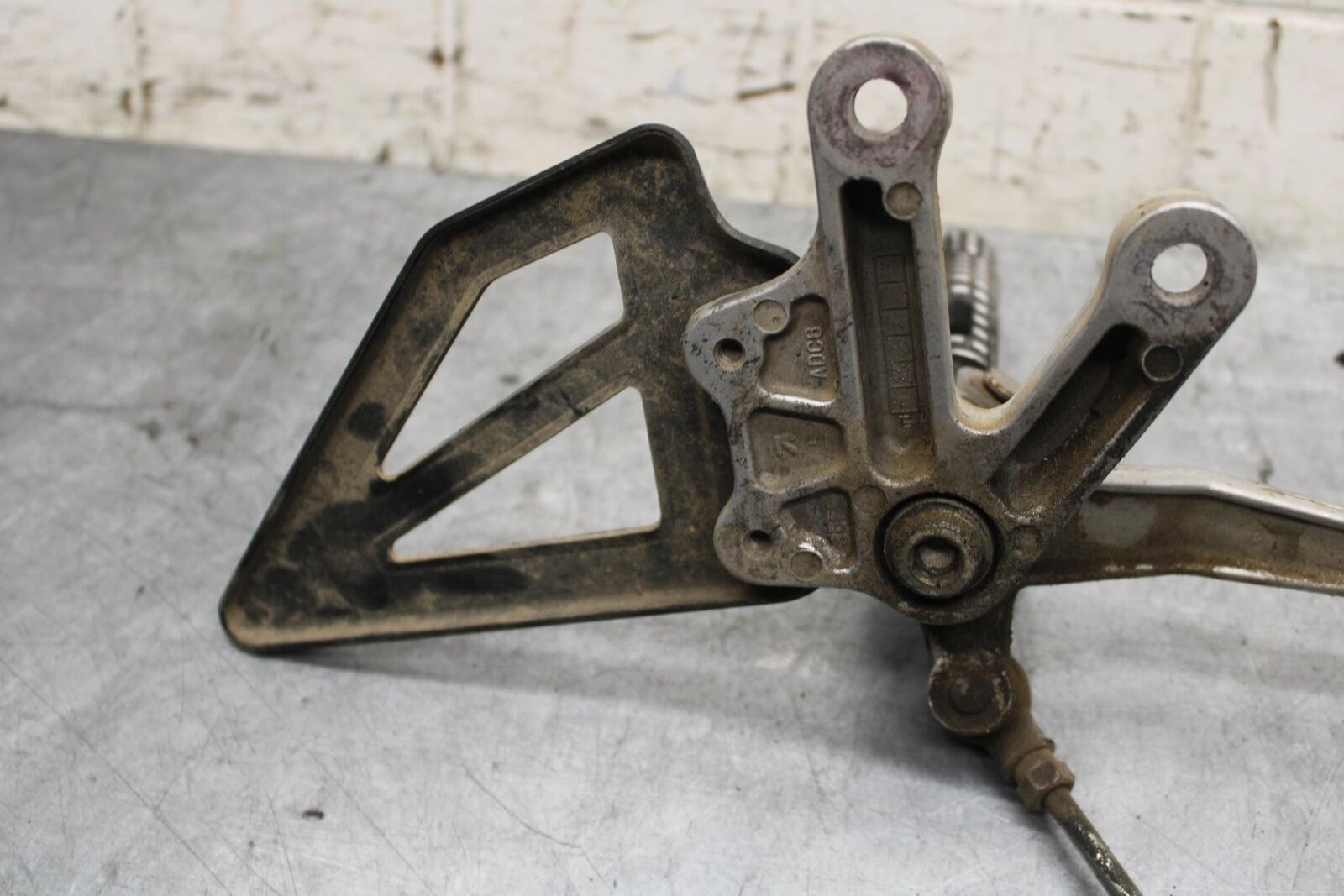 2001 Suzuki GSXR600 LEFT REARSET REAR SET DRIVER FOOT PEG REST STOP BB59