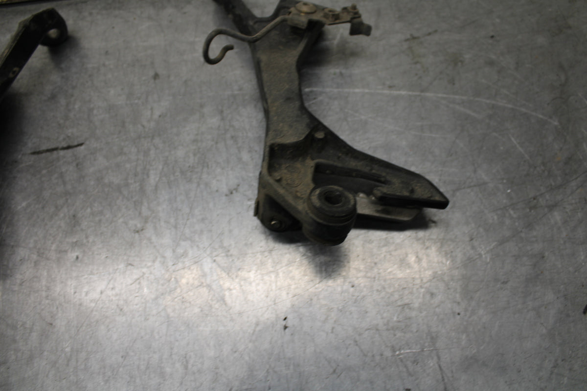 24 KAWASAKI NINJA 500 ABS REAR BACK PASSENGER PEG SET PAIR BB744