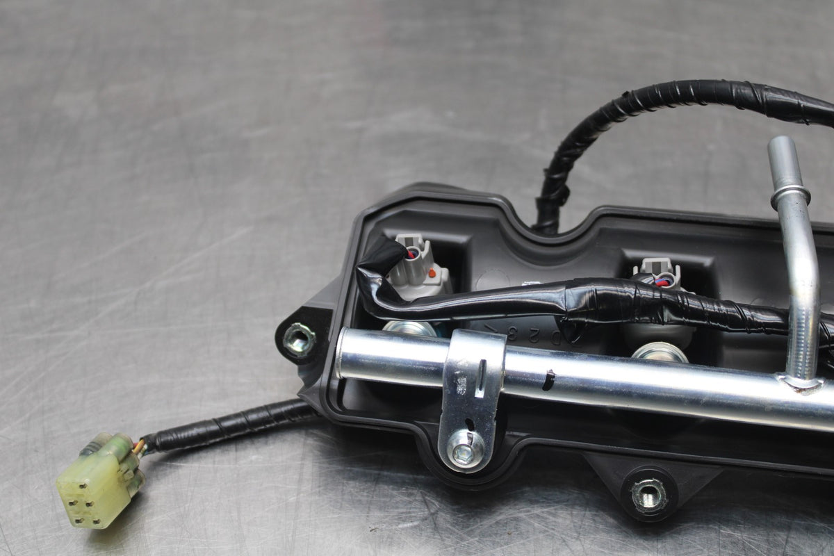 08-16 YAMAHA YZF R6 SECONDARY FUEL INJECTORS TOP AIRBOX GAS RAIL BB856
