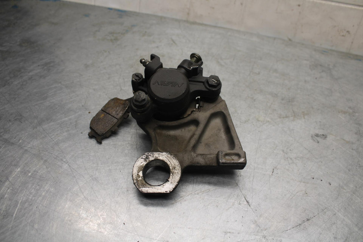 07 YAMAHA YZF R6 2c0 REAR BRAKE CALIPER W HANGER BACK MOUNTING BRACKET BB423