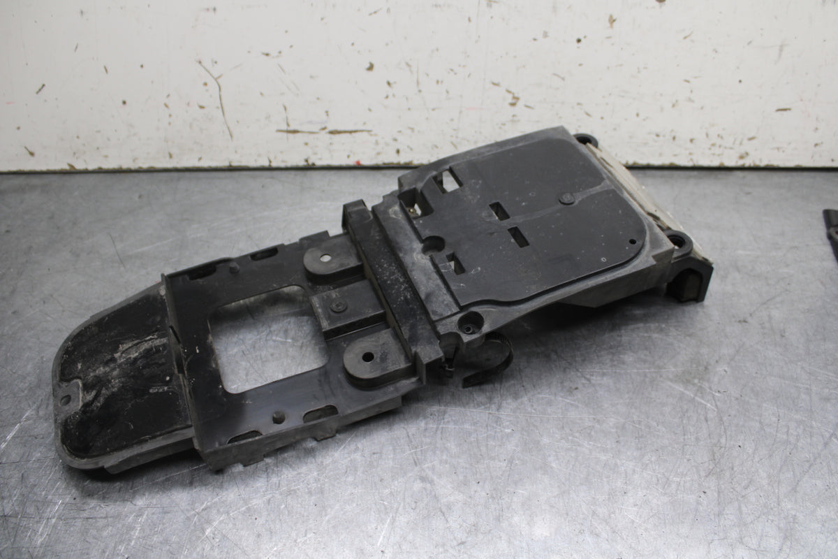 06 YAMAHA YZF R6 REAR BACK TAIL UNDERTAIL BATTERY TRAY PLASTIC BB716