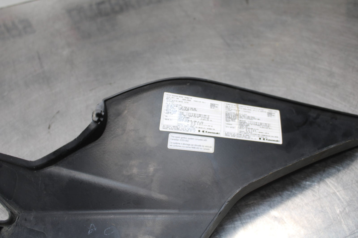 09 KAWASAKI NINJA 250R LEFT FRONT SIDE SEAT SADDLE PANEL TRIM COWL FAIRING BB824