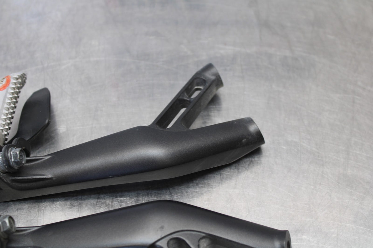 22-25 YAMAHA YZF R7 REAR BACK PASSENGER PEG SET PAIR BB182