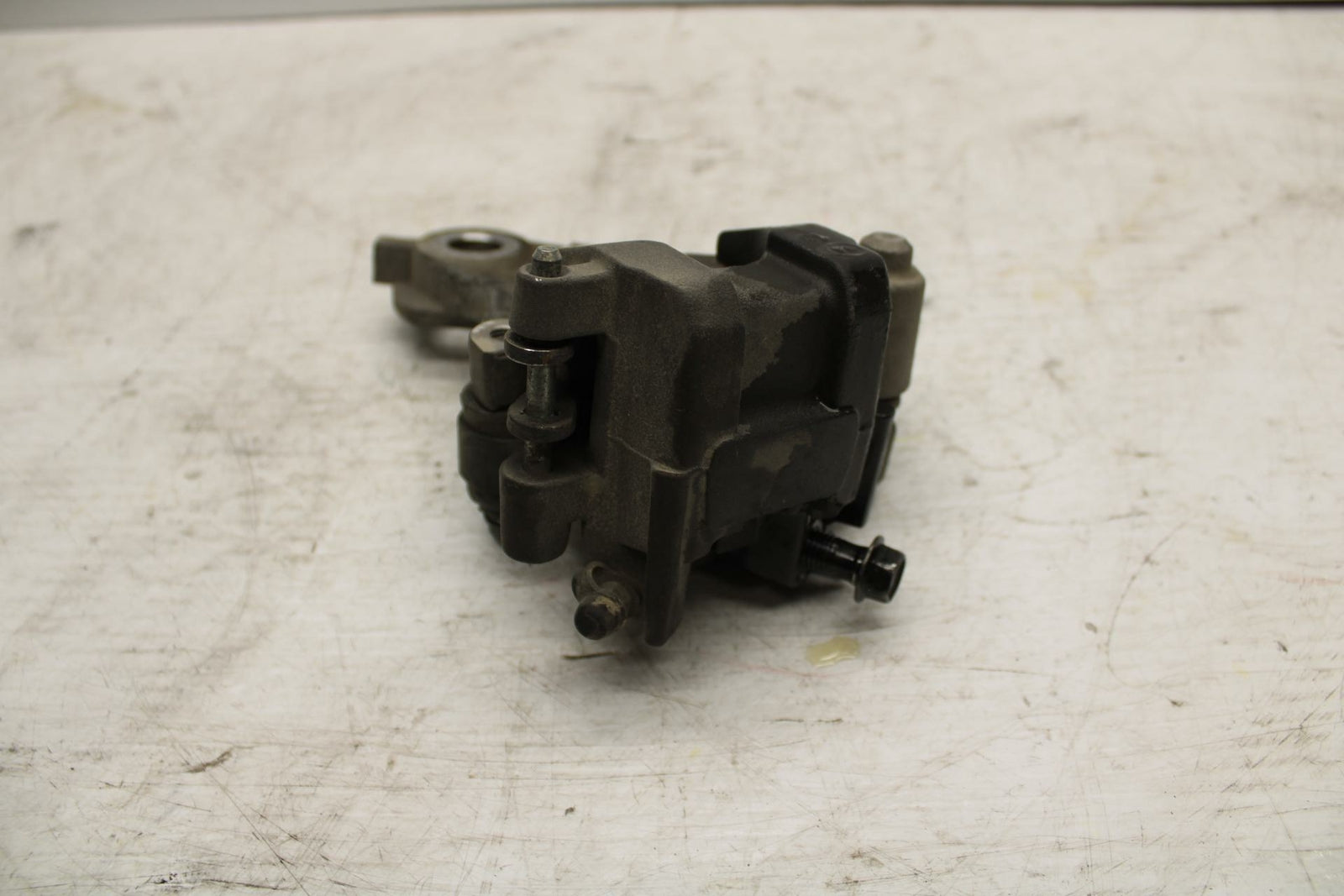 09 YAMAHA FZ6 REAR BACK BRAKE CALIPER W MOUNT BRACKET BB295