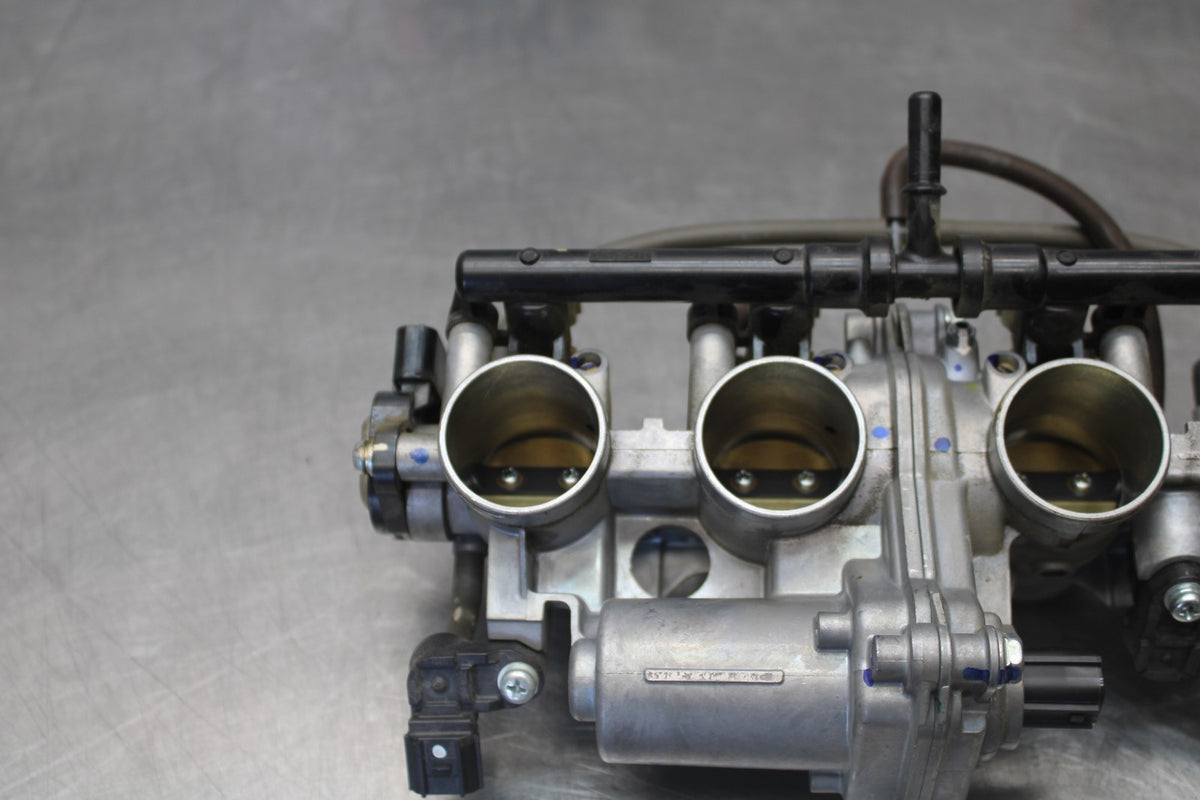 23-26 KAWASAKI NINJA ZX4RR MAIN FUEL INJECTORS / THROTTLE BODIES BB898
