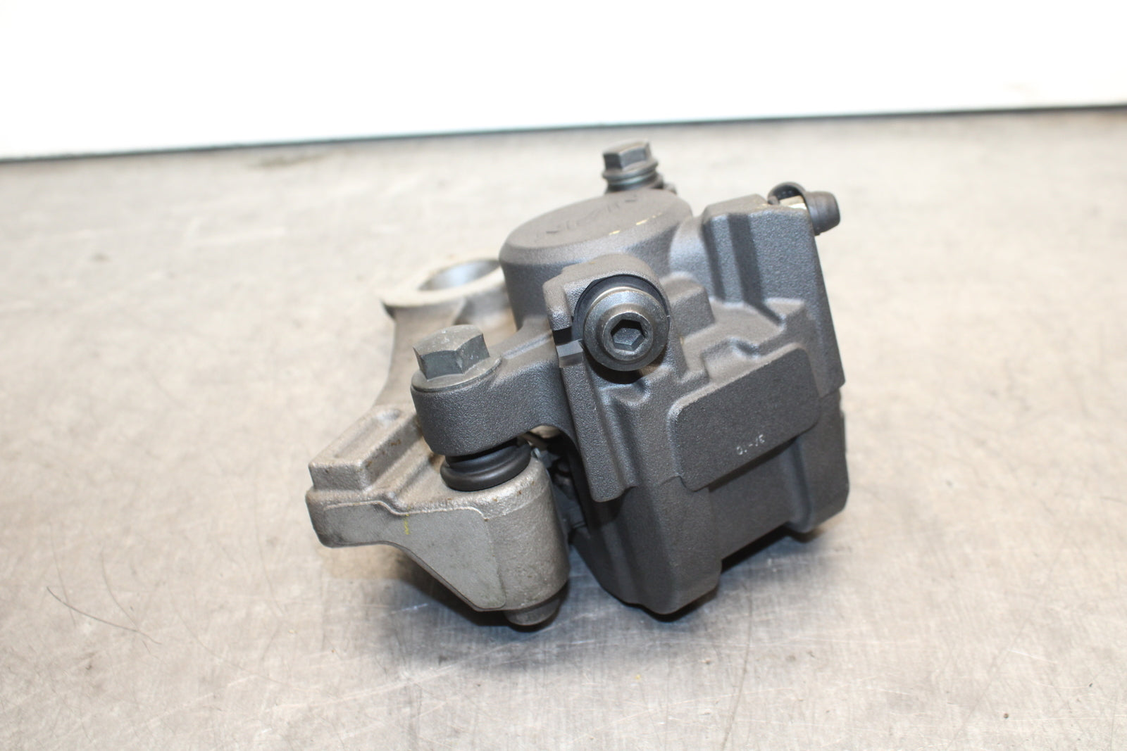 09-14 YAMAHA YZF R1 REAR BACK BRAKE CALIPER W MOUNT BRACKET BB119