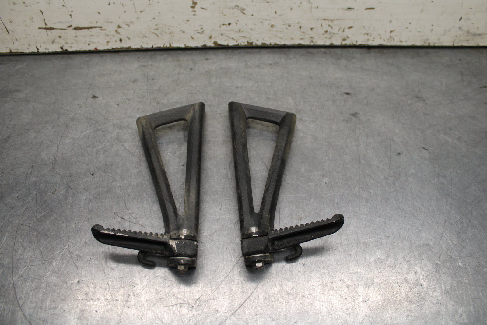 06-07 YAMAHA YZF R6 REAR BACK PASSENGER PEG SET PAIR BB742