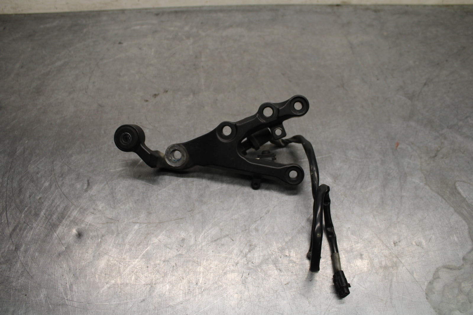 08-16 YAMAHA YZF R6 RIGHT REARSET REAR SET DRIVER FOOT PEG BRACKET MOUNT BB131