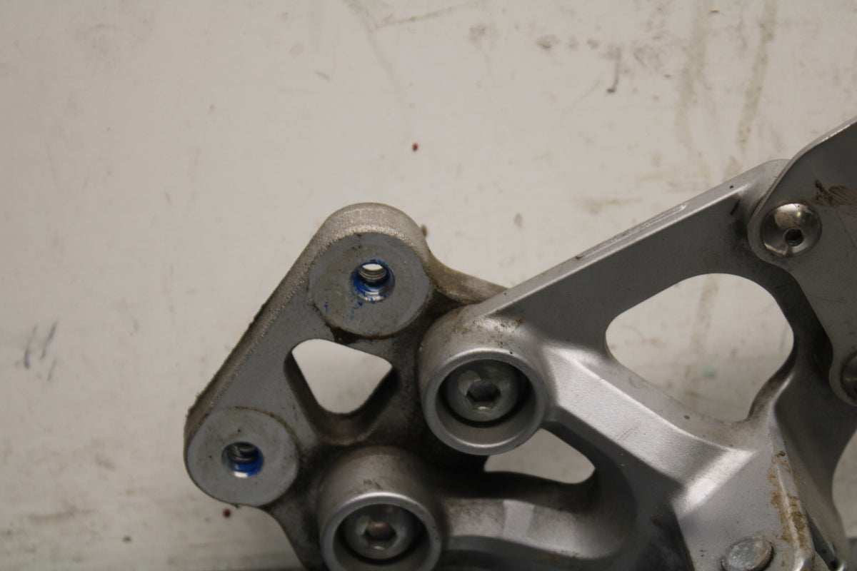 09 SUZUKI GSXR600 LEFT REARSET REAR SET DRIVER FOOT PEG REST STOP BB759