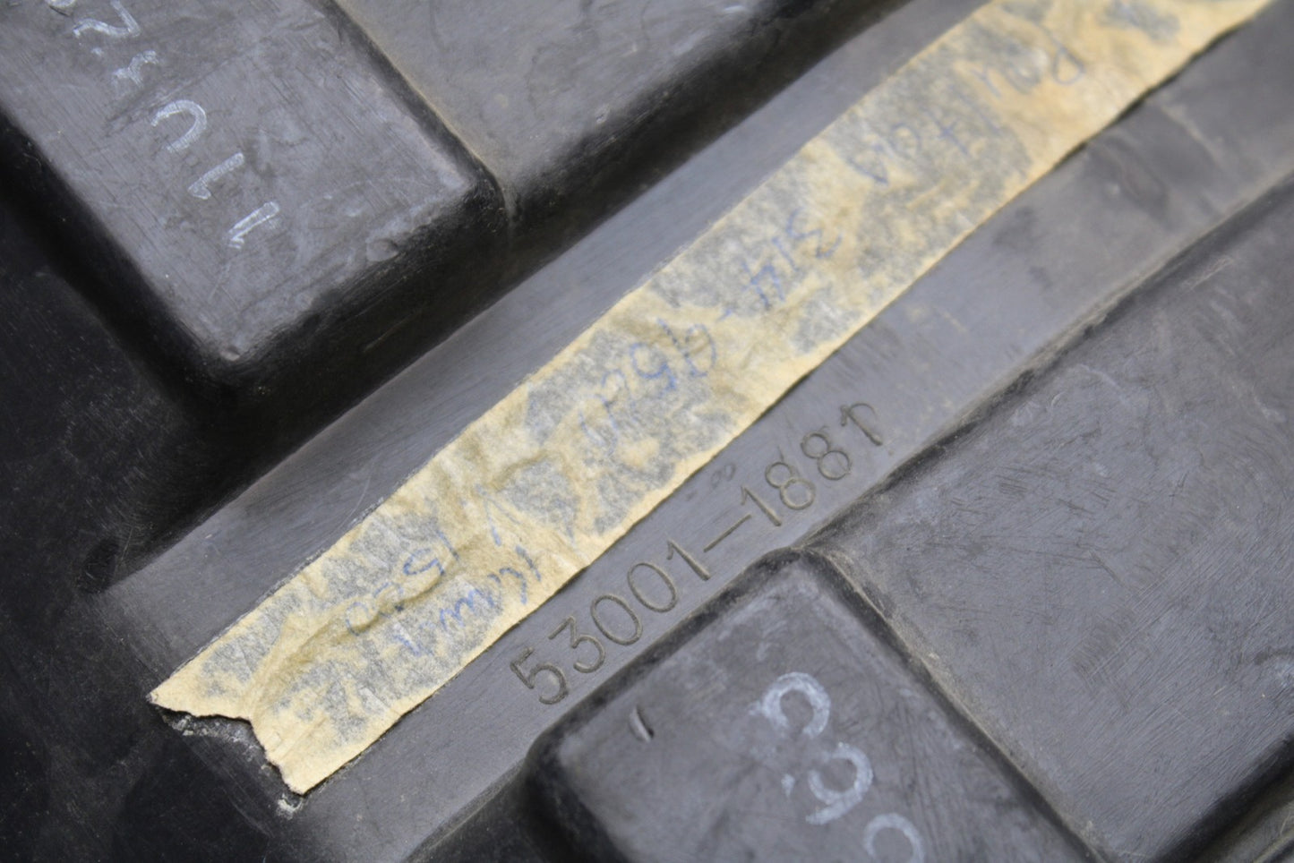 03-08 KAWASAKI VULCAN 1600 FRONT DRIVERS SEAT BB196