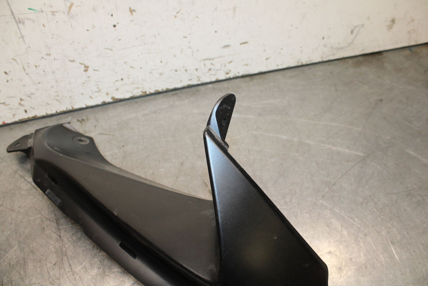 08-10 SUZUKI GSXR 600  RIGHT FRONT UPPER MID SIDE FAIRING COWL PLASTIC BB630