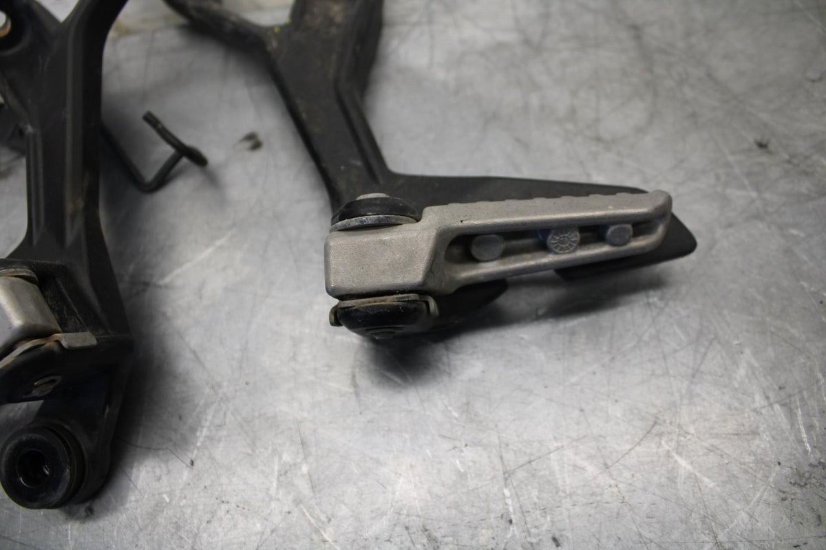 18 KAWASAKI Z 400 REAR BACK PASSENGER PEG SET PAIR BB469