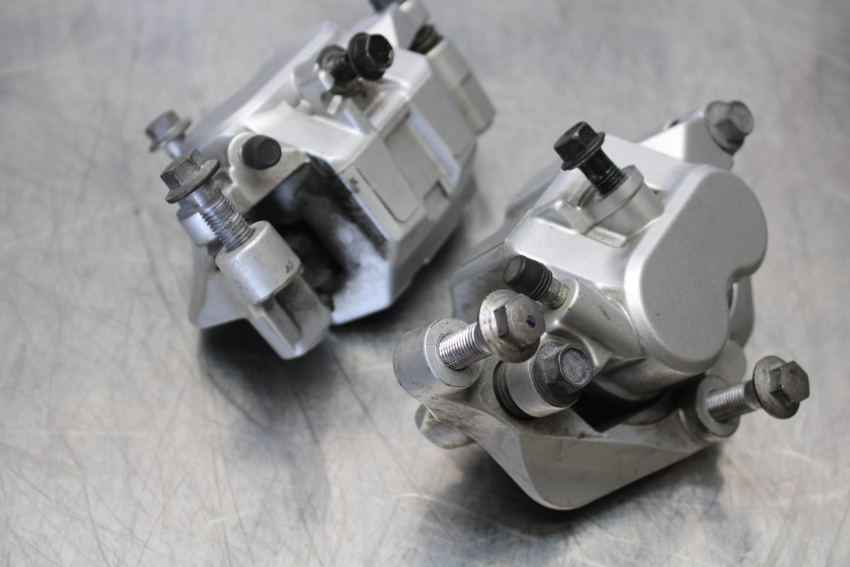 09 YAMAHA ROYAL STAR XVZ1300TF VENTURE RIGHT LEFT FRONT BRAKE CALIPER SET BB151