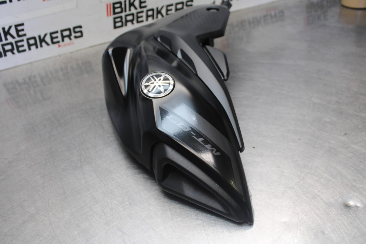 23-24 YAMAHA MT-07 LEFT GAS TANK FUEL CELL COVER FAIRING COWL BB927