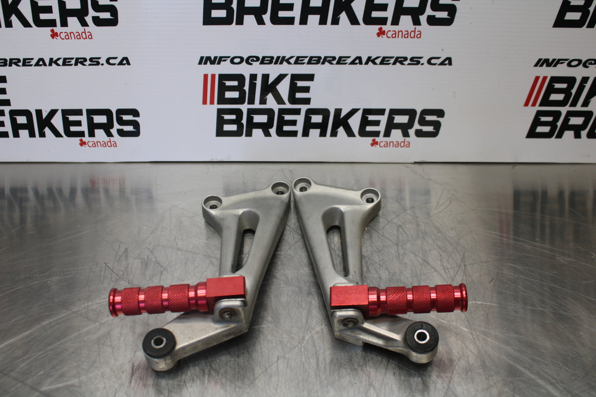 98-05 HONDA SUPER HAWK 1000 VTR1000F REAR BACK PASSENGER PEG SET PAIR BB152