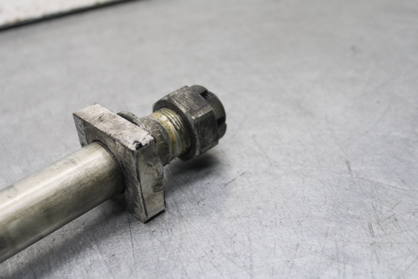 09-12 KAWASAKI NINJA ZX6R REAR AXLE BACK WHEEL RIM BOLT AXEL 41068-0035  BB698