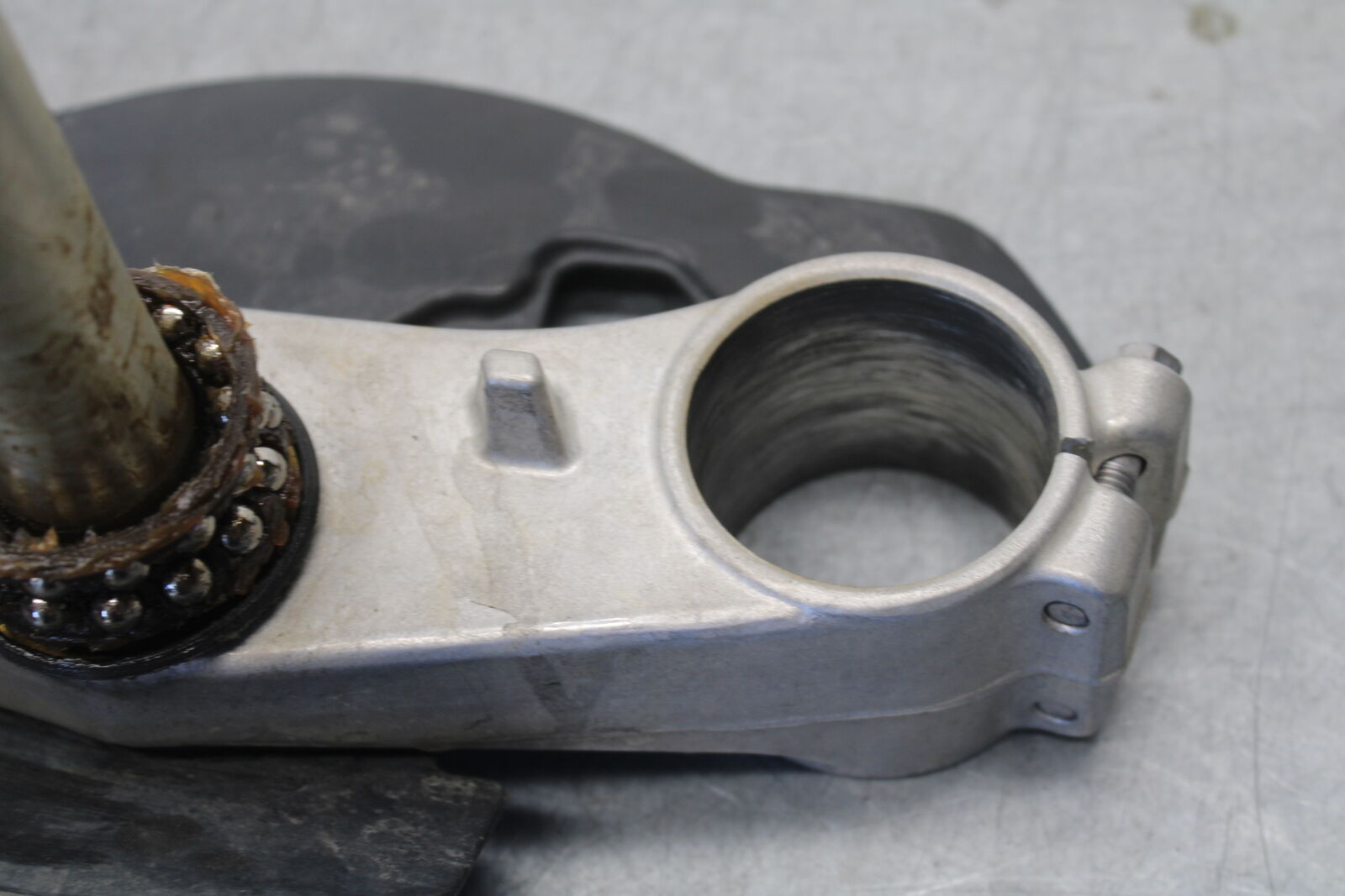 05-06 SUZUKI GSXR1000 FRONT FORKS CLAMP LOWER TRIPLE TREE STEM BB663