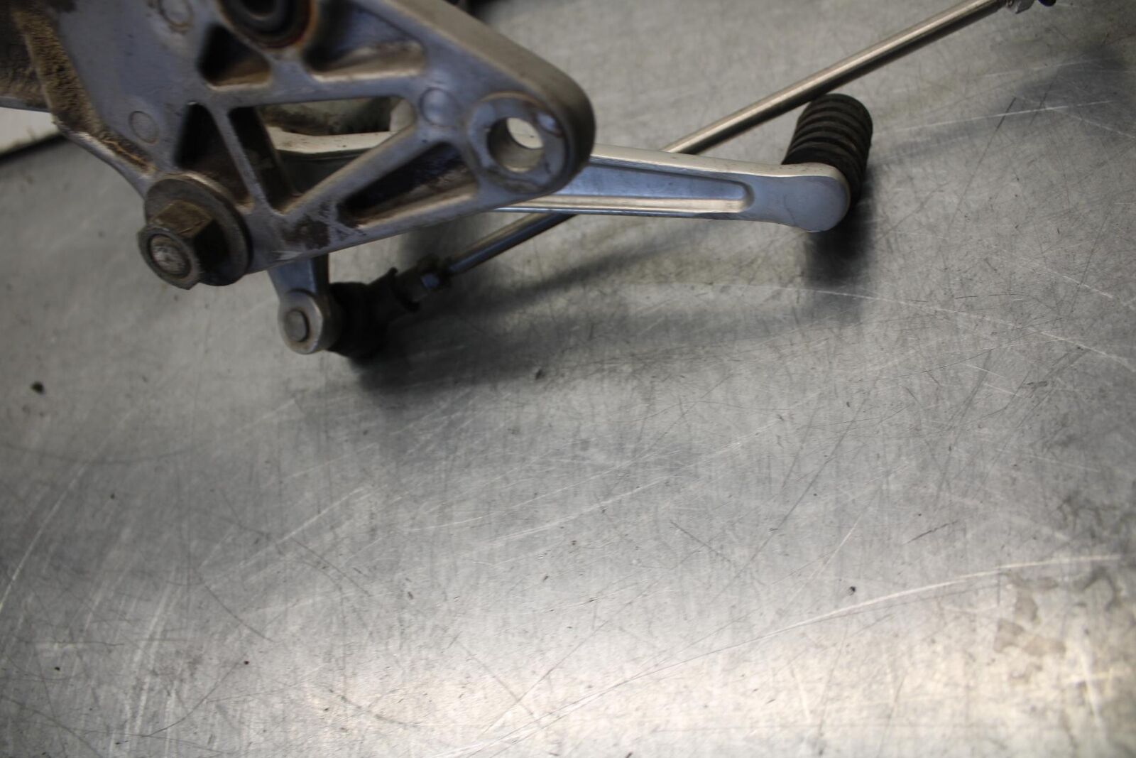 1995 Suzuki RF600R LEFT REARSET REAR SET DRIVER FOOT PEG SHIFTER BB615