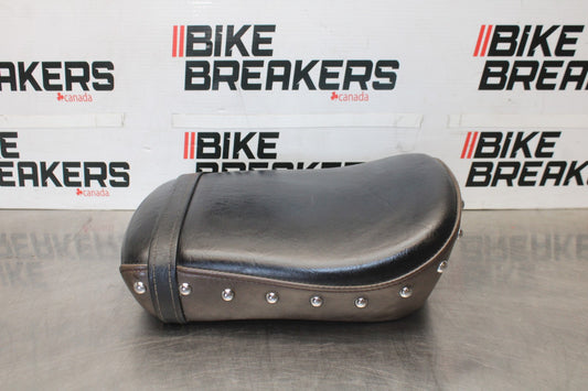 08 YAMAHA V STAR 1100 XVS1100AW CLASSIC REAR BACK PASSENGER SEAT BB916