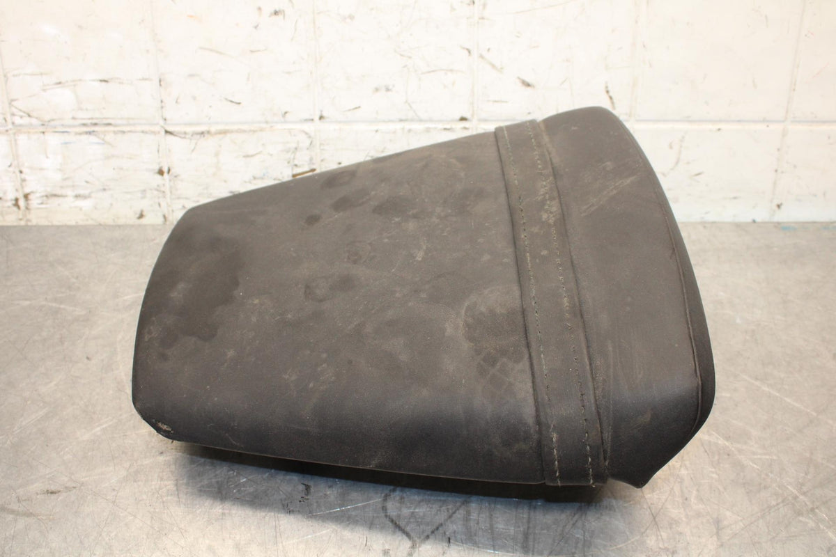 2000 Yamaha YZF R6 REAR BACK PASSENGER TANDEM SEAT PAD SADDLE PILLION BB558