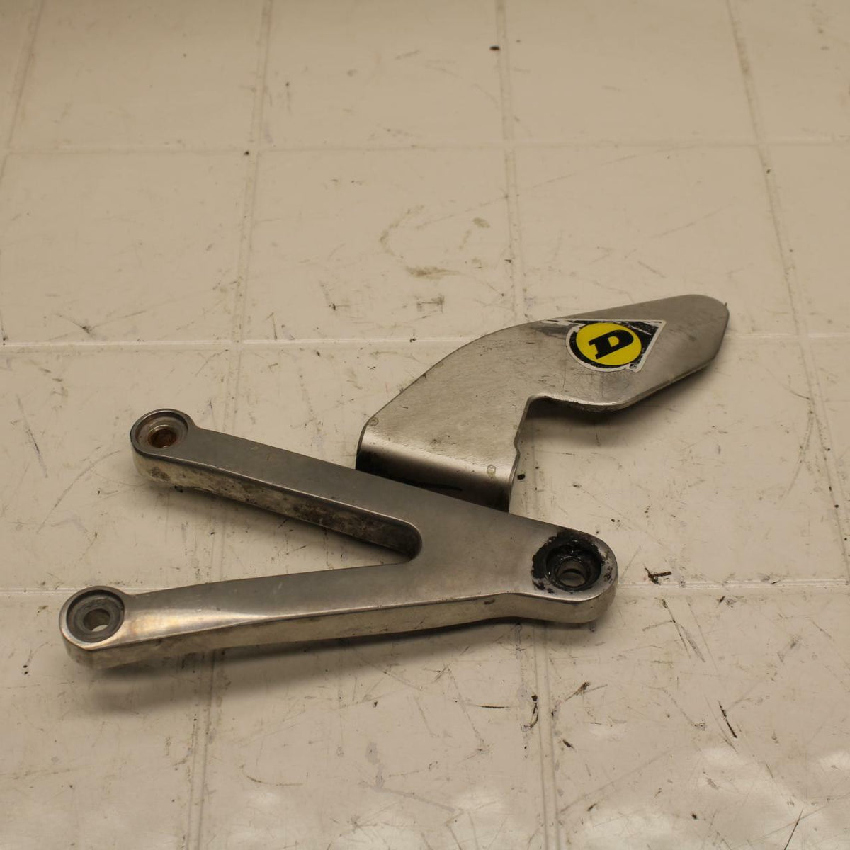 98-99 YAMAHA YZF R1 LEFT REARSET REAR SET DRIVER FOOT PEG BRACKET MOUNT BB16