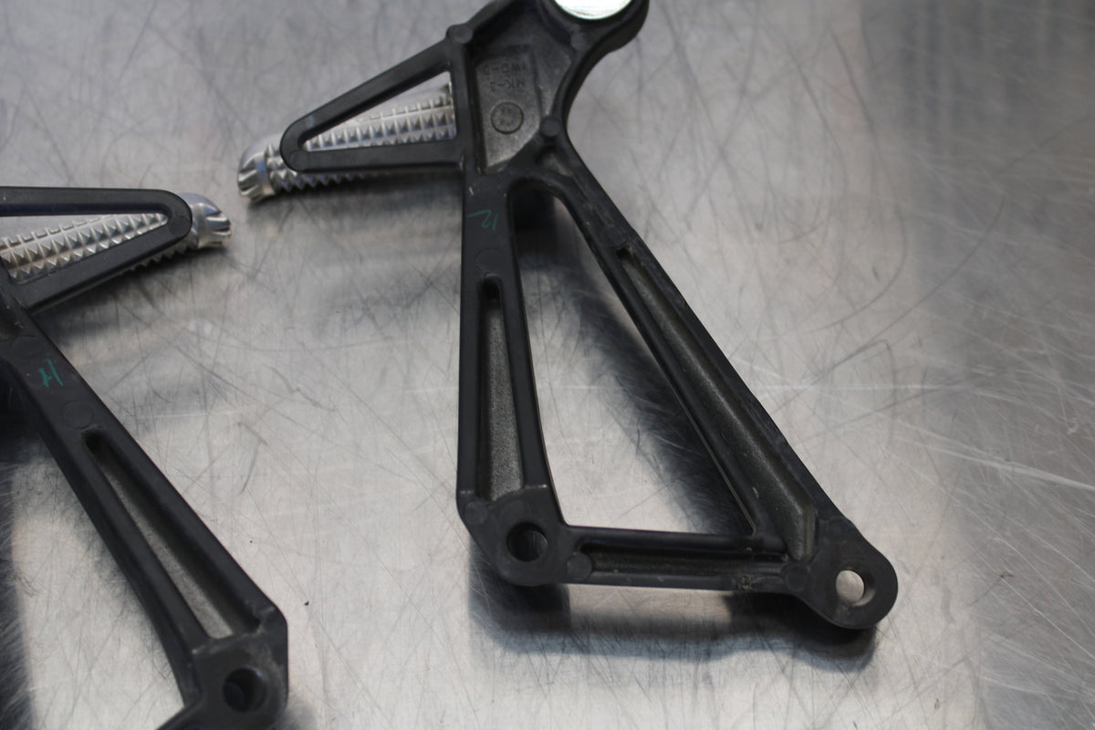 23 YAMAHA YZF R3 REAR BACK PASSENGER PEG SET PAIR BB147