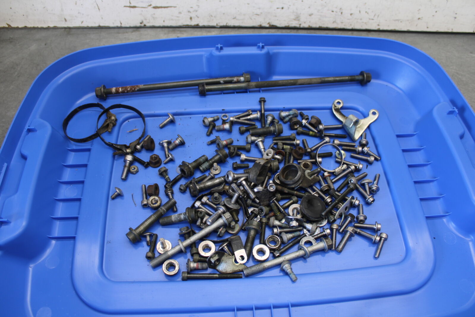 08-09 YAMAHA YZF R6S MOUNTING BOLTS HARDWARE MOTOR SCREWS BB690